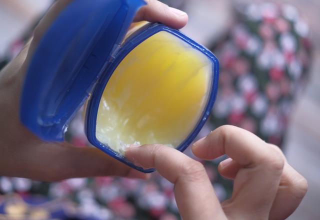 Kaşları gürleştiriyor, kirpikleri ok gibi uzatıyor!