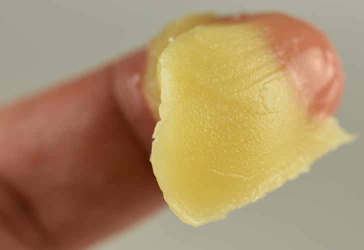 Kaşları gürleştiriyor, kirpikleri ok gibi uzatıyor!